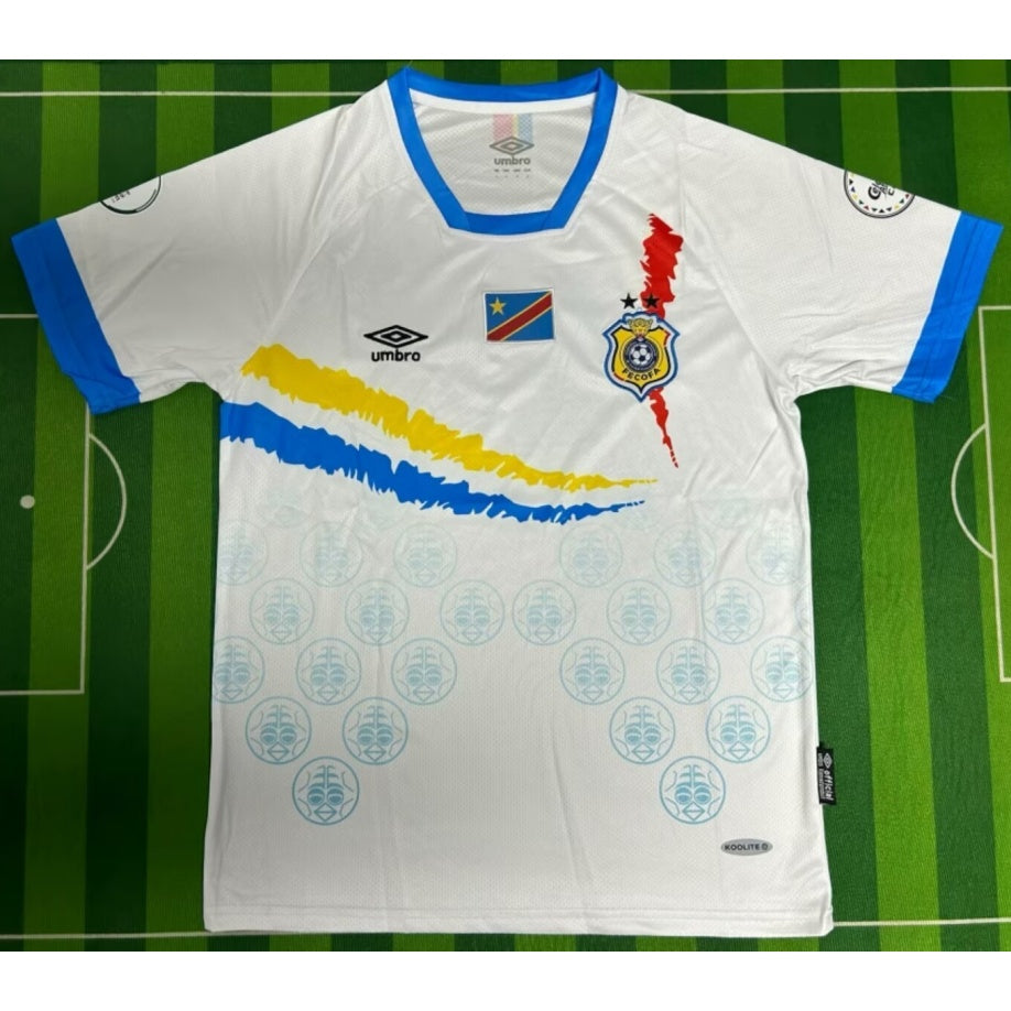 Maillot extérieur 24/25 Congo Le 12 -ème Maillot, maillot de football bleu avec logo et détails colorés.