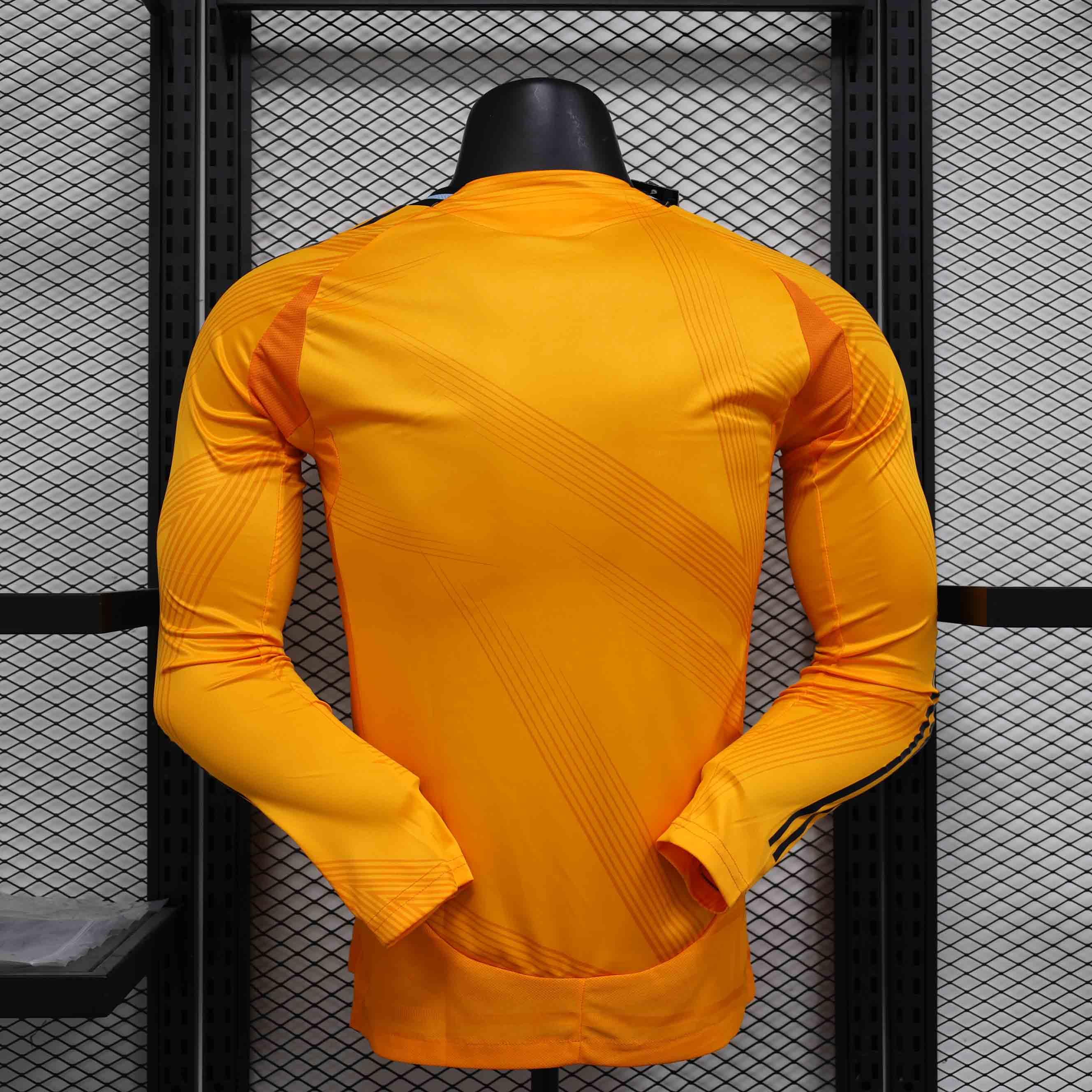 Maillot à manches longues Real Madrid 2024-2025, marque Le 12 -ème Maillot, couleur blanche avec logo du club.