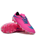 Crampons Hypervenom Phantom de Le 12 -ème Maillot, vue en gros plan, avec pointes en métal pour le football sur terrain dur.