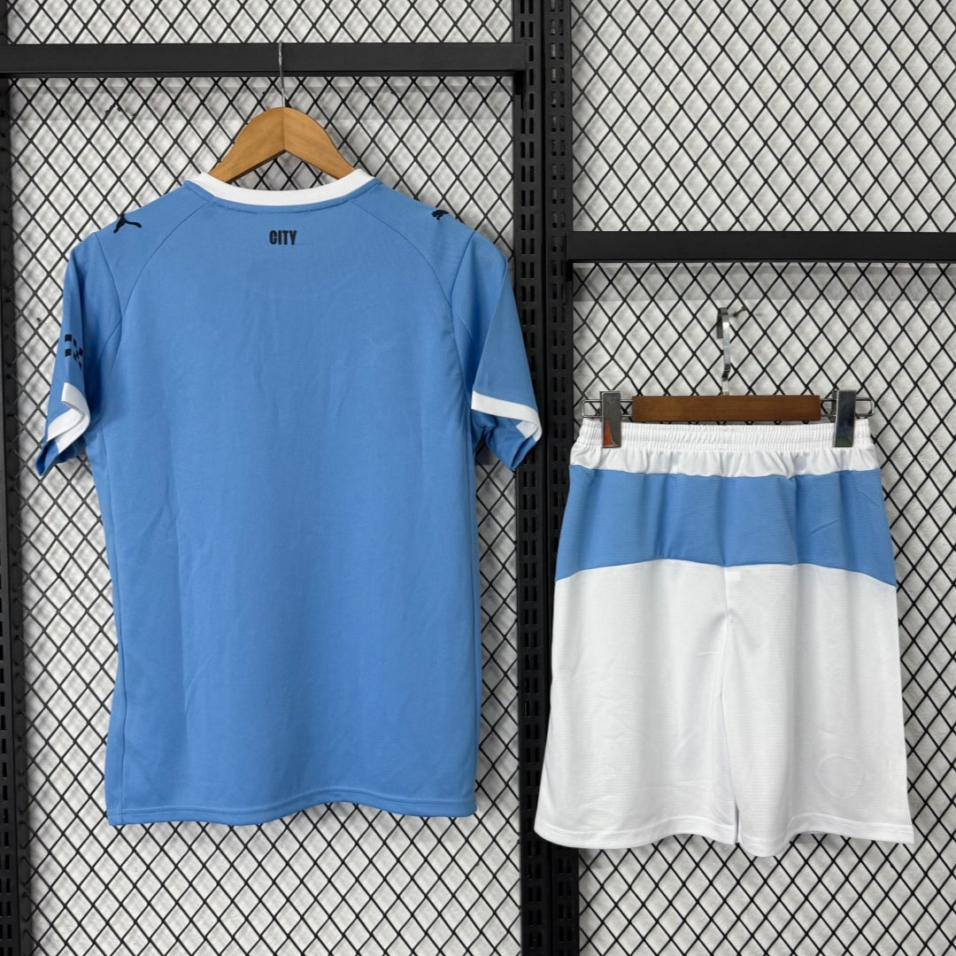 Ensemble domicile Manchester City pour adulte, maillot bleu avec logo officiel, porté par un modèle.