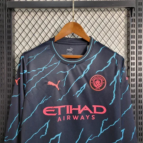Maillot extérieur Manchester City 2023-2024 manches longues, Le 12 -ème Maillot, vue détaillée du haut du maillot.