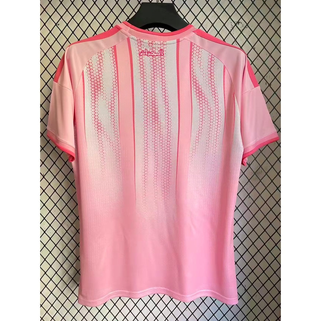 Maillot de football 25/26 Algérie Le 12-ème Maillot, modèle rose avec détails verts, vue de face.