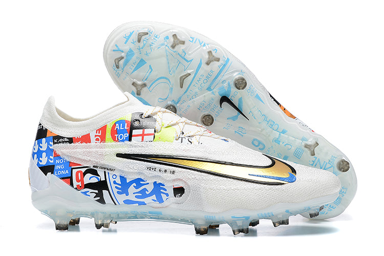 Crampons Phantom GX Elite FG de Le 12 -ème Maillot, pour chaussures de football, montrant la fixation et la semelle.
