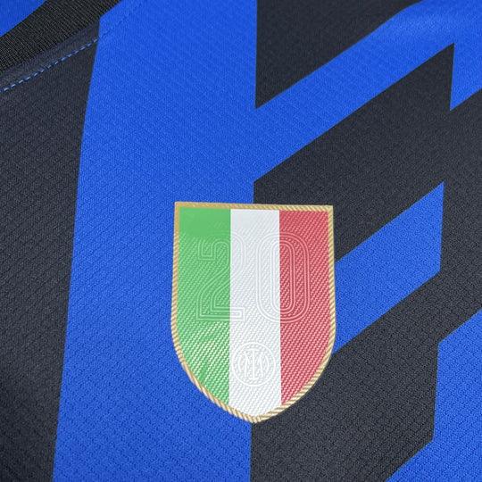 Maillot domicile Inter Milan 2024/25 Le 12 -ème Maillot, maillot de football à rayures bleues et noires avec logo de l'équipe.
