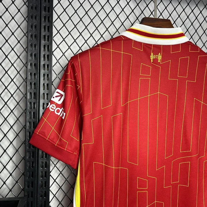 Maillot domicile Liverpool 2024/25 Le 12 -ème Maillot, maillot de football avec logo et design officiel de l'équipe.