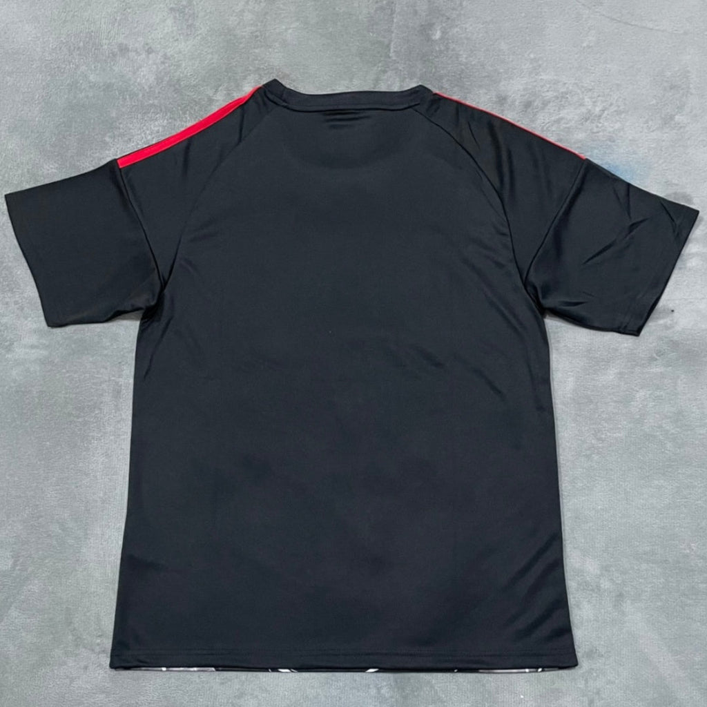 Maillot 25/26 Japan anime Spécial noir, vêtement de sport de la marque Le 12 -ème Maillot, affichant un design japonais.