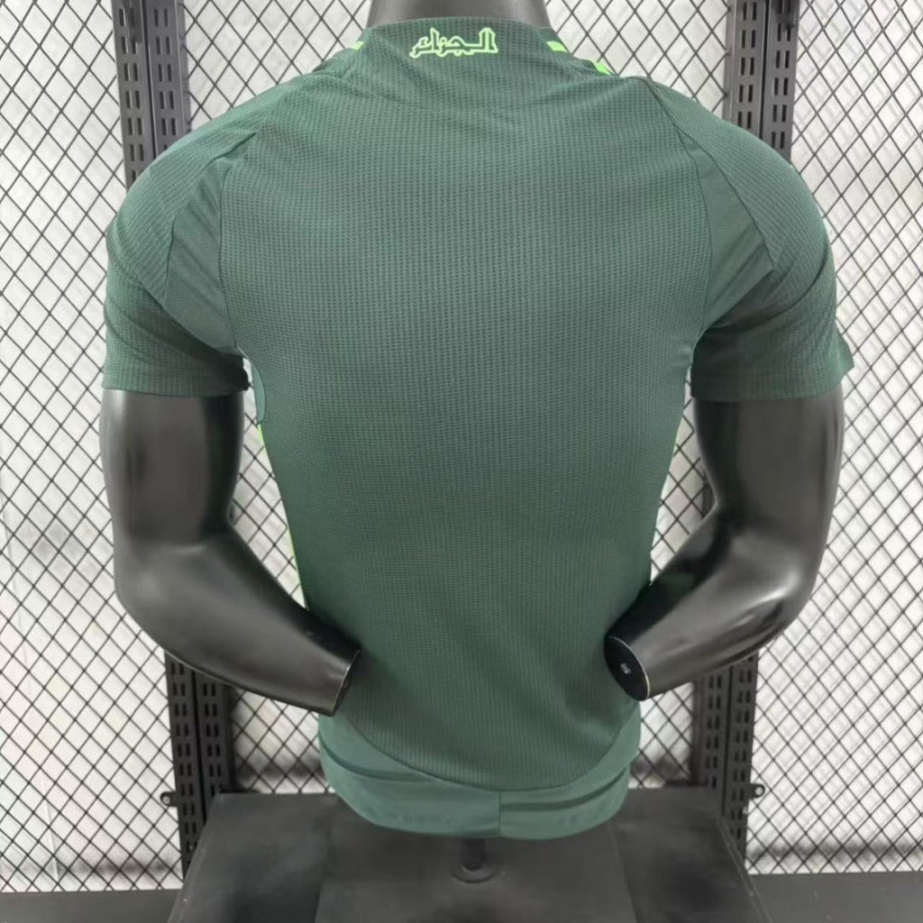 Maillot vert 24/25 de l'équipe Algérie, modèle Le 12 -ème Maillot, porté par un joueur, vue de face.