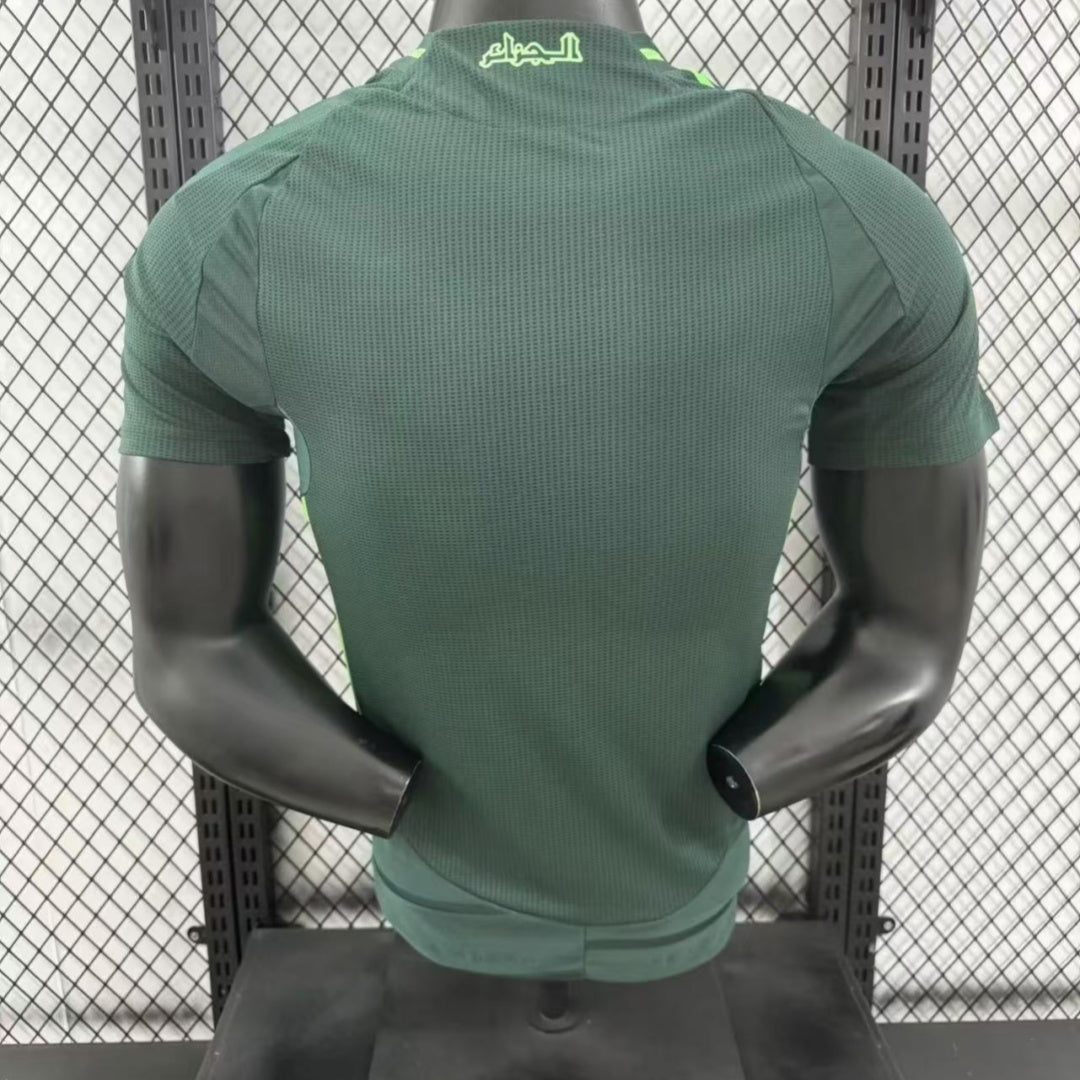 Maillot vert 24/25 de l'équipe Algérie, modèle Le 12 -ème Maillot, porté par un joueur, vue de face.