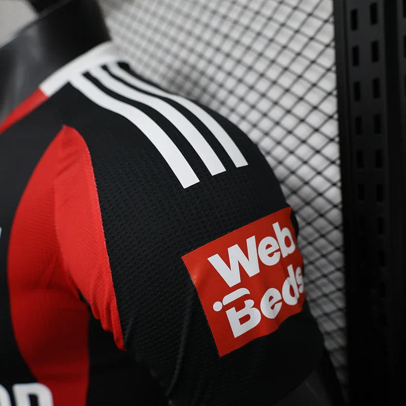 Maillot extérieur du Fulham 2024-25, Le 12 -ème Maillot, vue du maillot avec logo et détails du design.