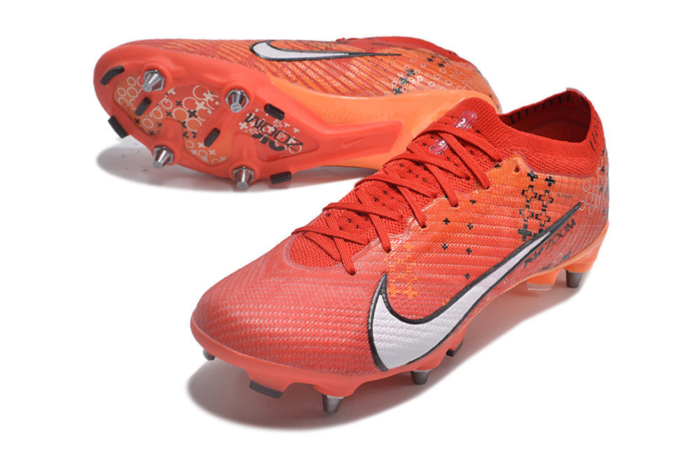 Crampons Mercurial Vapor XV Elite pour football, semelles métalliques avec crampons en acier, conçus pour performance sur terrain.
