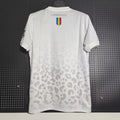 Maillot 25/26 Congo Spécial blanc de la marque Le 12 -ème Maillot, vue de face, tissu blanc avec détails verts.