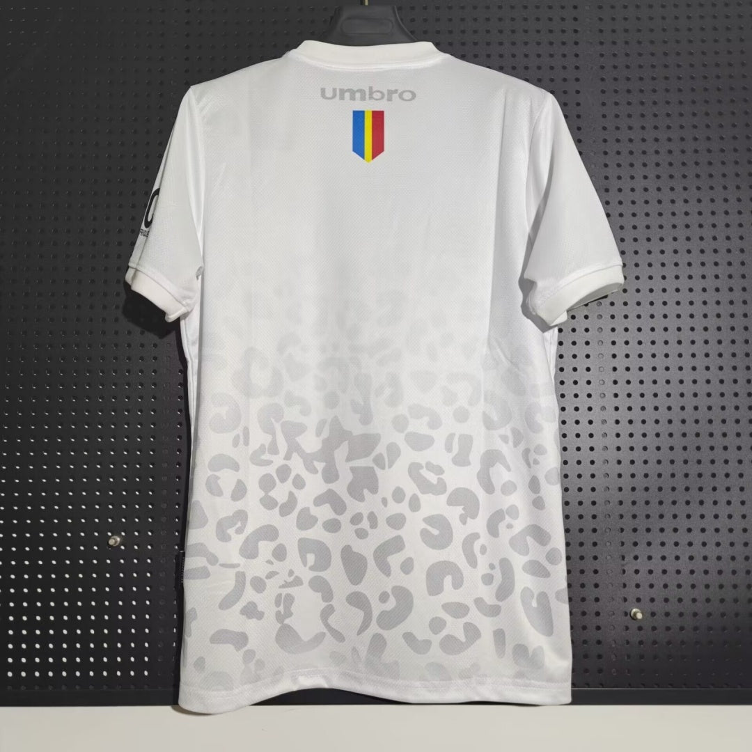 Maillot 25/26 Congo Spécial blanc de la marque Le 12 -ème Maillot, vue de face, tissu blanc avec détails verts.