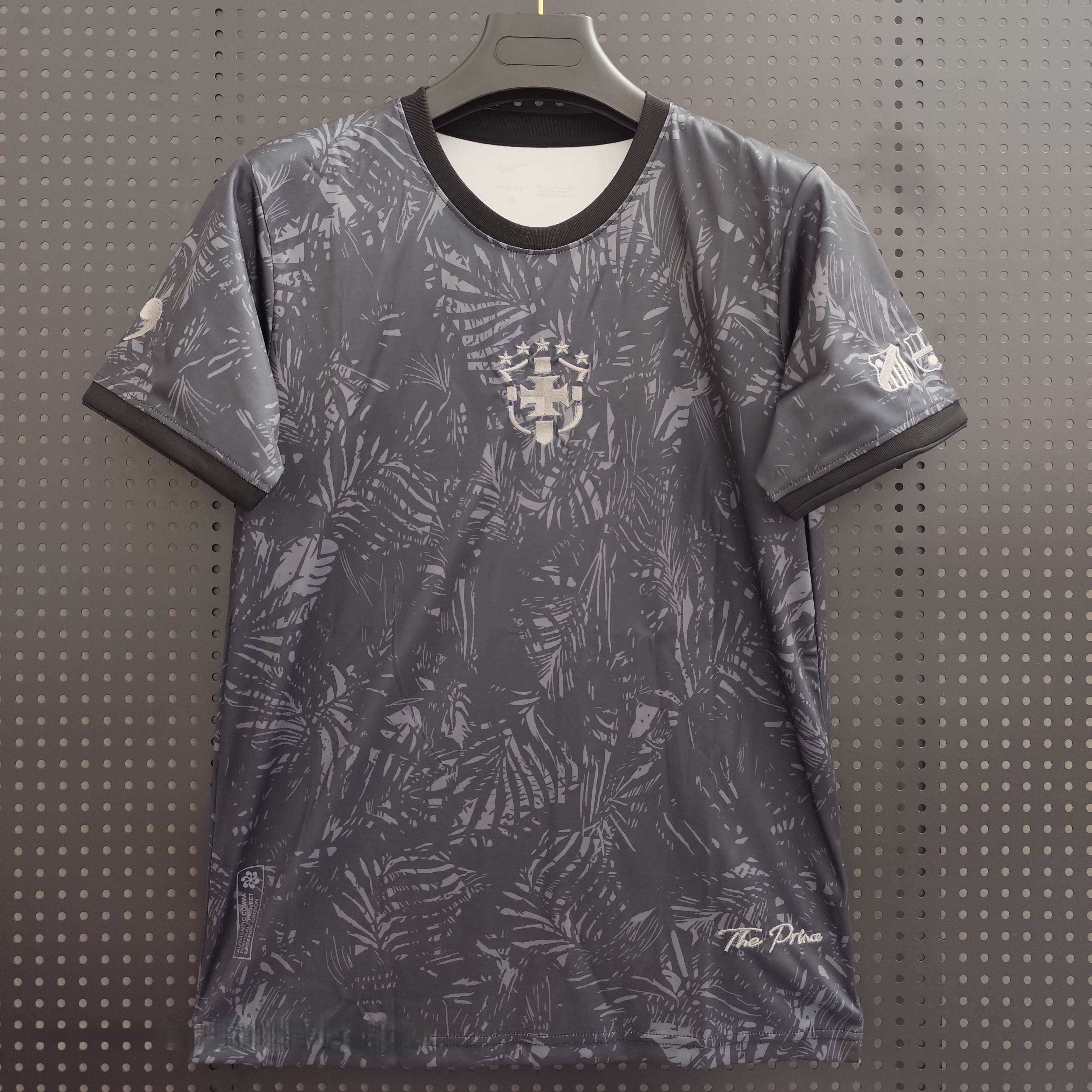 Maillot de football Brésil 25/26 gris Le 12 -ème Maillot, numéro 25/26, doré et gris, vue de face.