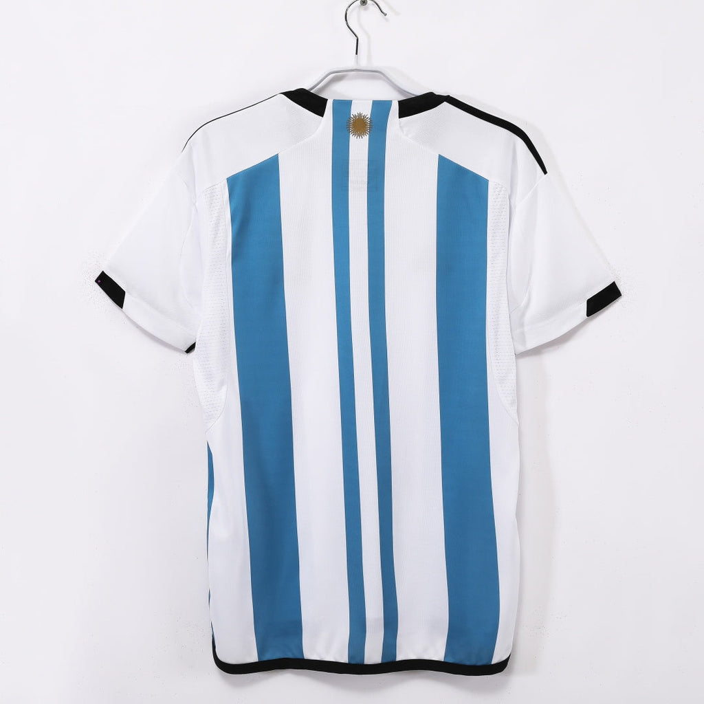 Maillot domicile rétro de l'Argentine 2022, en bleu avec logo et détails argentés, de la marque Le 12 -ème Maillot.