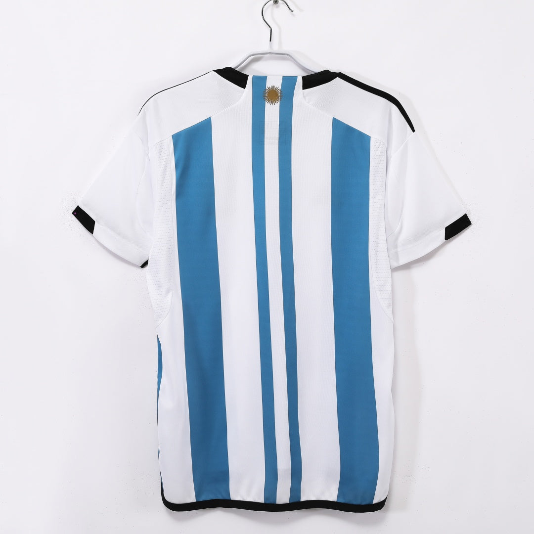 Maillot domicile rétro de l'Argentine 2022, en bleu avec logo et détails argentés, de la marque Le 12 -ème Maillot.