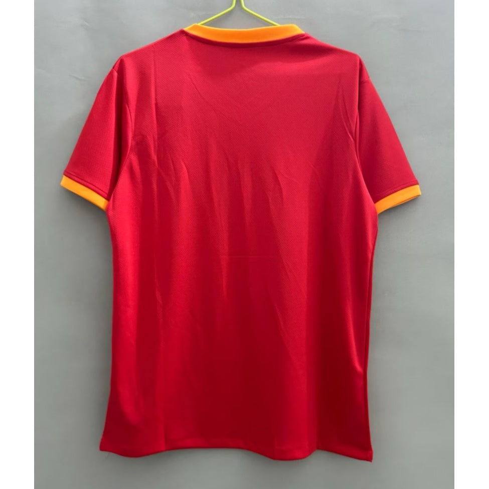 Maillot de football Brésil 25/26, modèle spécial rouge, par la marque Le 12 -ème Maillot, vu de face.