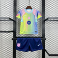 Kit enfant FC Barcelone 2025-26 de la marque Le 12 -ème Maillot, maillot bleu et grenat avec logo du club et sponsors.