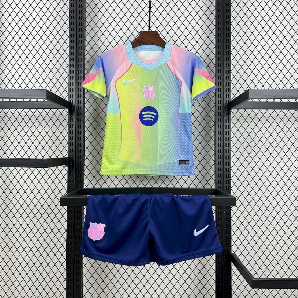 Kit enfant FC Barcelone 2025-26 de la marque Le 12 -ème Maillot, maillot bleu et grenat avec logo du club et sponsors.
