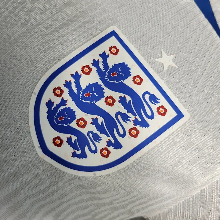 Maillot de football Angleterre 2023 2024 Le 12 -ème Maillot, vue de face avec logo et détails colorés.