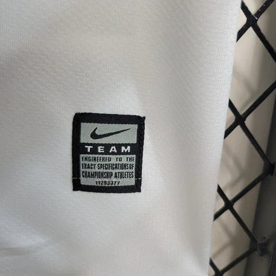 Maillot rétro de l'Inter Milan 2009-2010, modèle de la saison 2009-2010, en tissu bleu avec le logo du club.