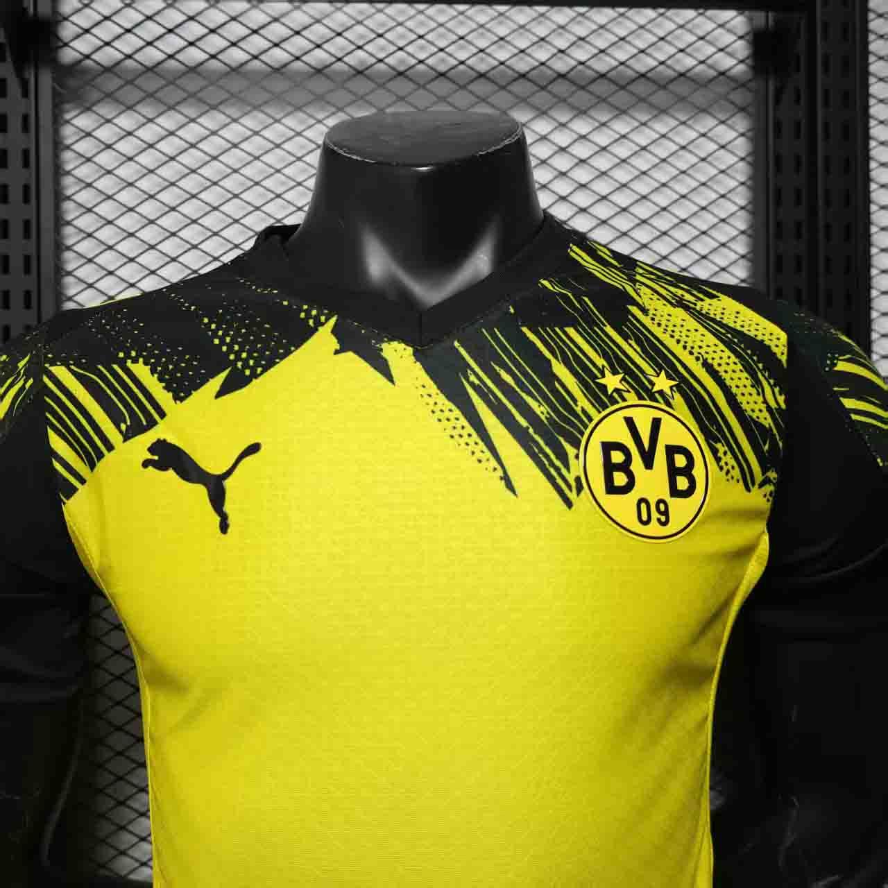Maillot Dortmund concept 25-26 de Le 12 -ème Maillot, maillot de football avec logo et design moderne, vue frontale.