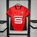 Maillot de football Rennes 2024-25 Le 12 -ème Maillot, maillot domicile avec logo et design officiel visible sur le tissu.
