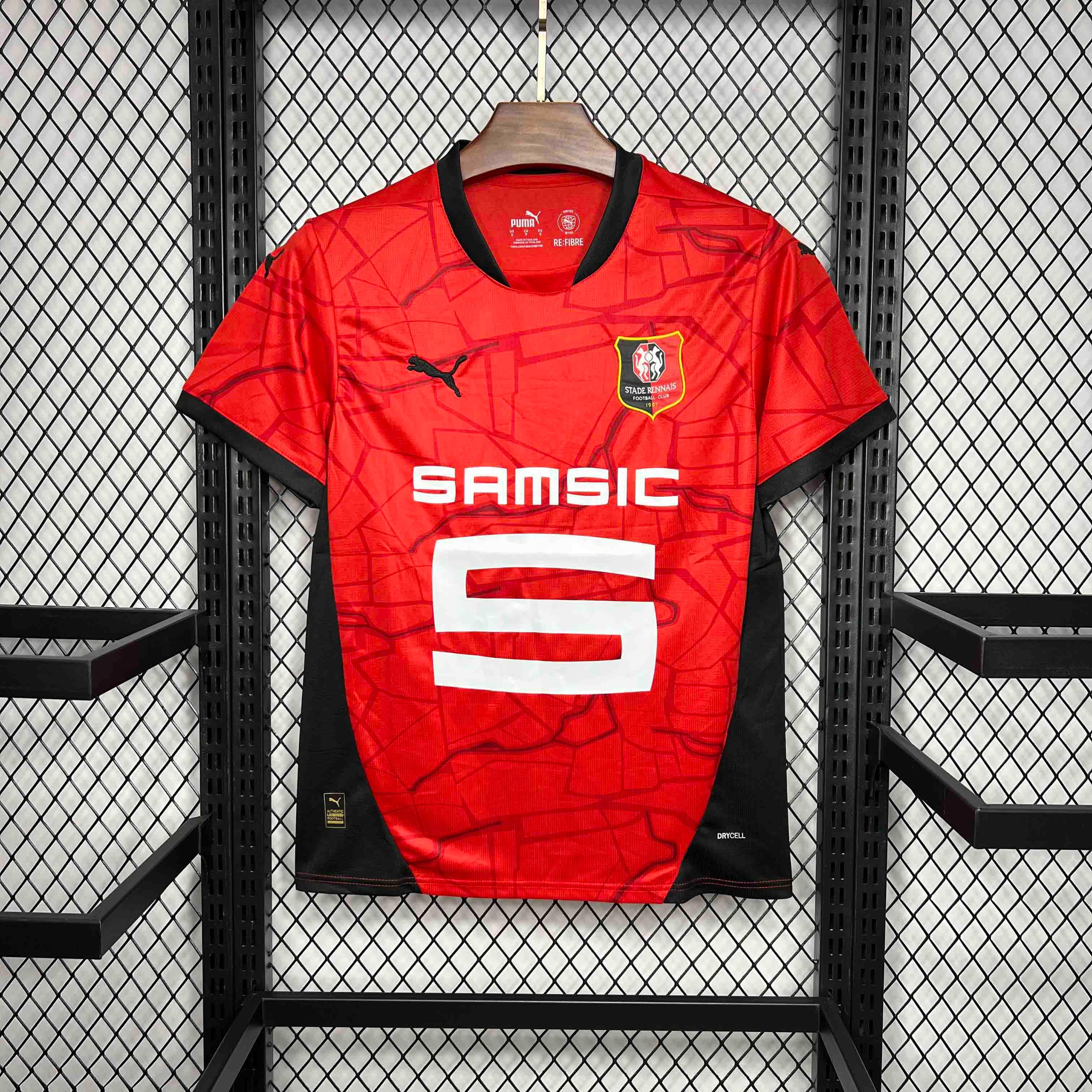 Maillot de football Rennes 2024-25 Le 12 -ème Maillot, maillot domicile avec logo et design officiel visible sur le tissu.