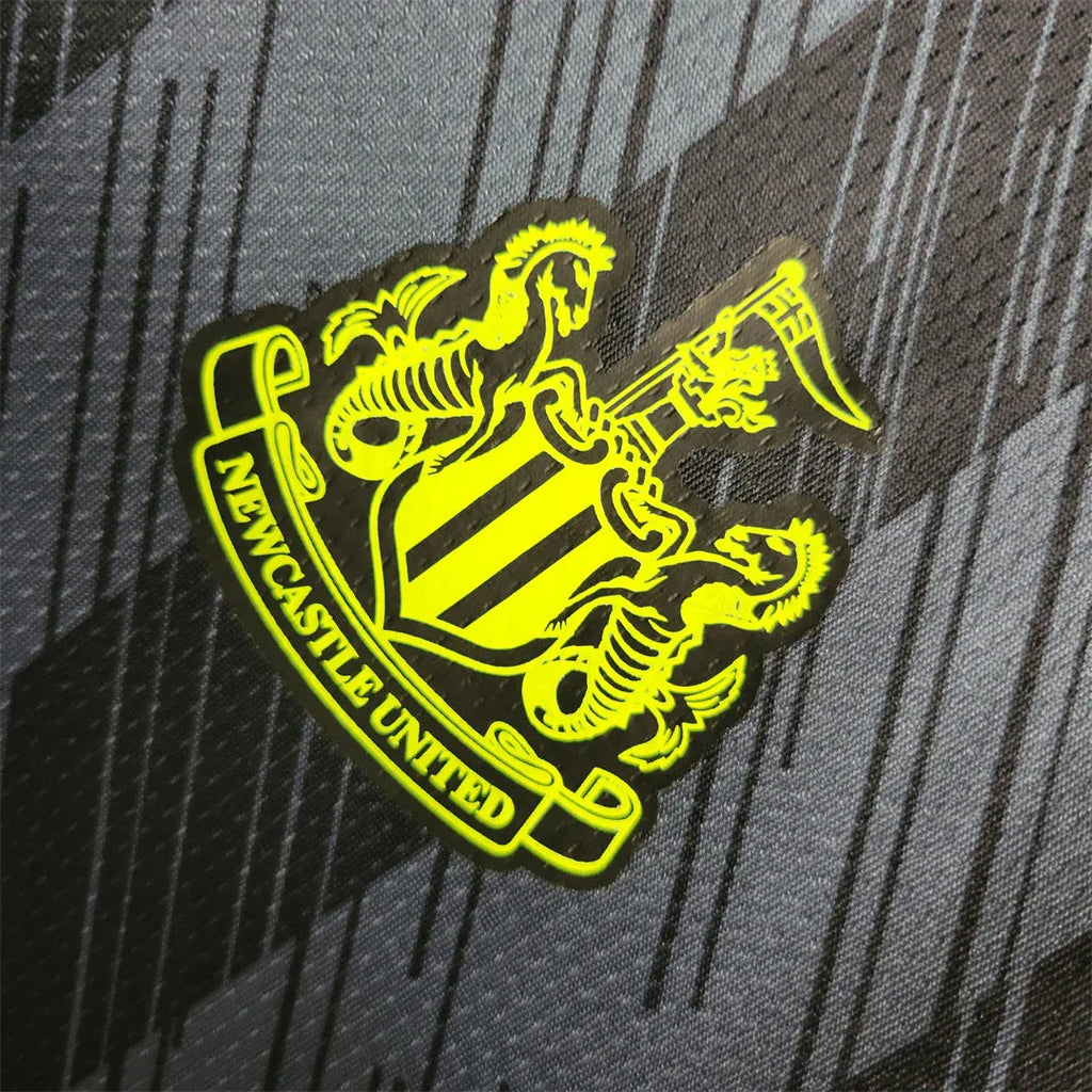 Maillot d'entraînement Newcastle 2023-24 de la marque Le 12-ème Maillot, vue de face avec logo et détails du maillot.