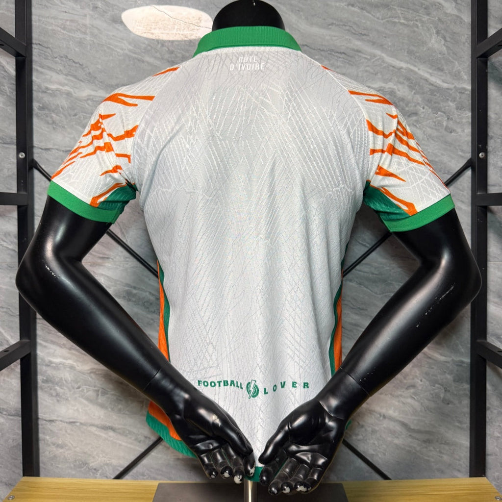 Maillot de football Côte d'Ivoire blanc pour enfant 25/26 ans, de la marque Le 12-ème Maillot, affichant le joueur et logo.