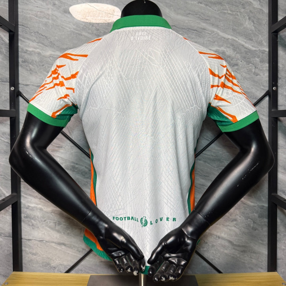 Maillot de football Côte d'Ivoire blanc pour enfant 25/26 ans, de la marque Le 12-ème Maillot, affichant le joueur et logo.