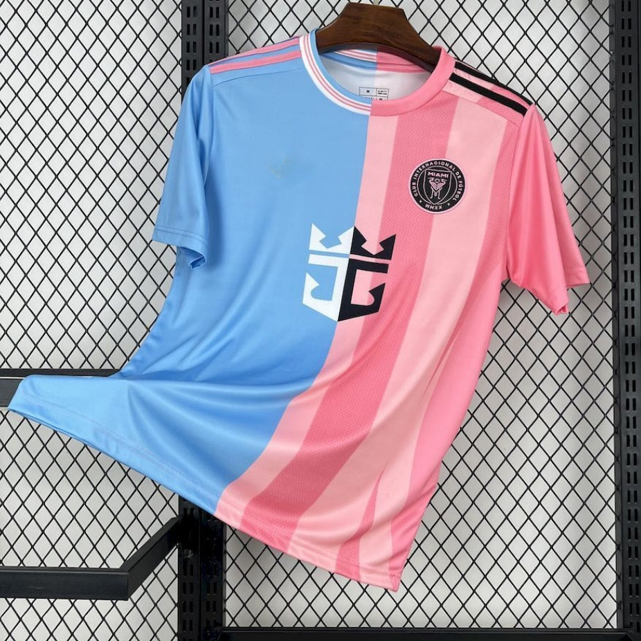 Maillot de football Inter Miami 25/26, modèle spécial B, par Le 12 -ème Maillot, vue frontale avec logo de l'équipe.