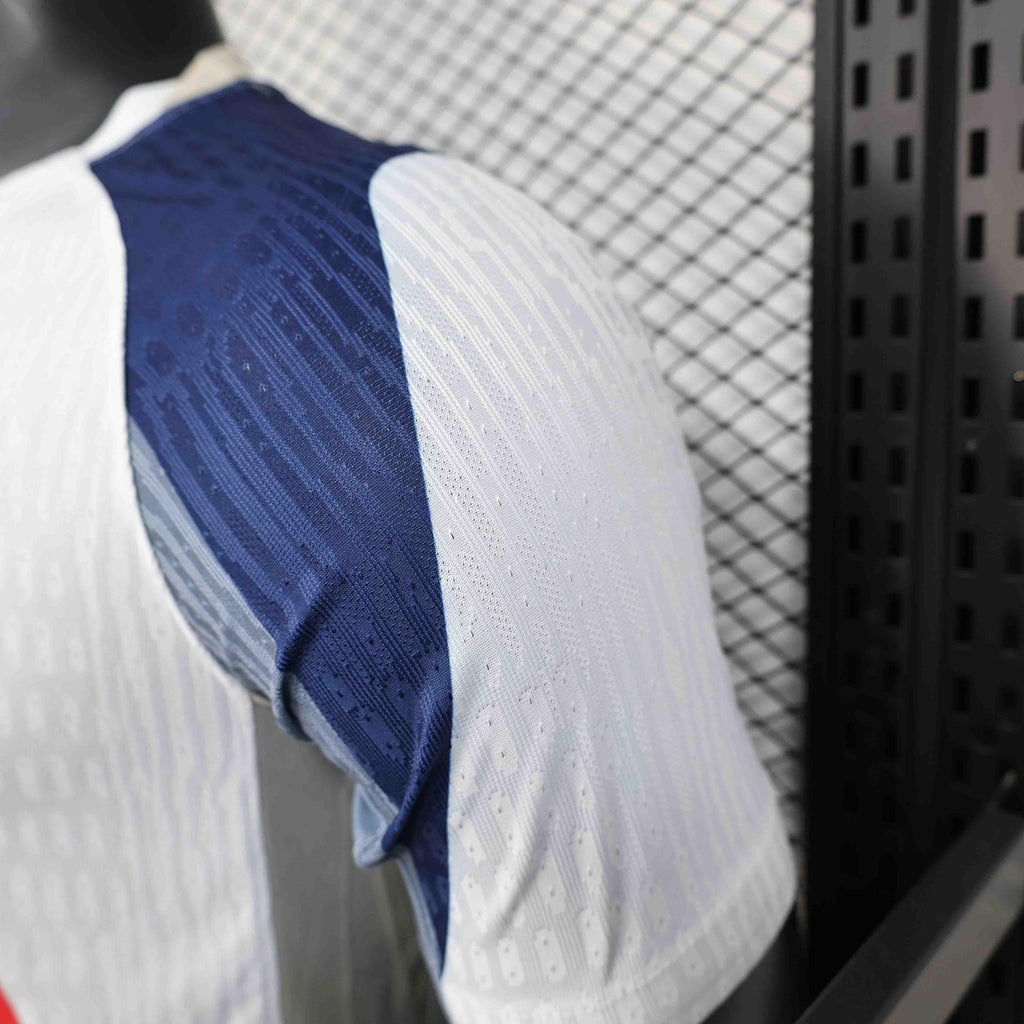 Maillot Tottenham 2025-26 de la marque Le 12 -ème Maillot, jersey de football avec logo et détails du club.