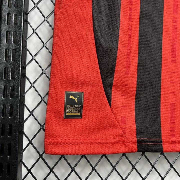 Maillot de football AC Milan 2024/25 Le 12, maillot officiel de l'équipe de football avec logo et design moderne.