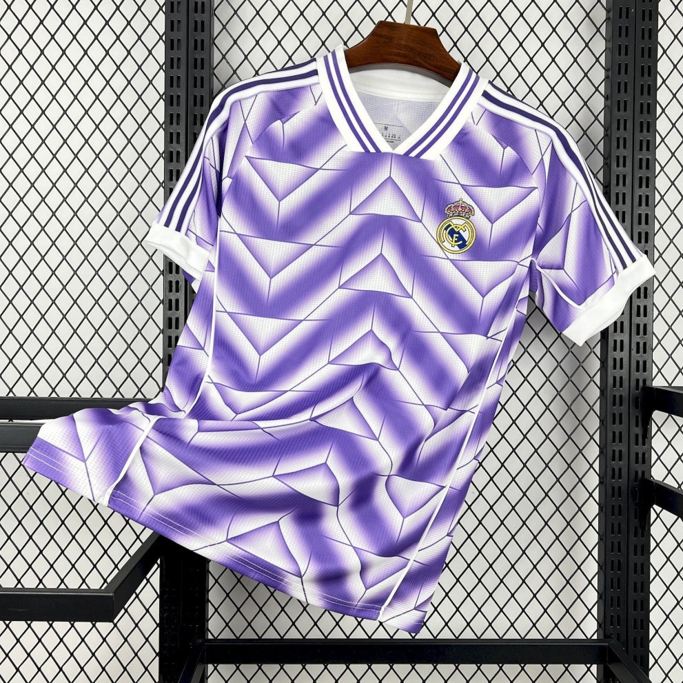 Maillot violet Real Madrid 25/26 Le 12 -ème Maillot, maillot de football avec logo et détails distinctifs visible.