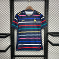 Maillot d'entraînement de l'équipe de France de football Le 12 -ème Maillot, logo et couleurs bleues, blanc et rouge visibles.