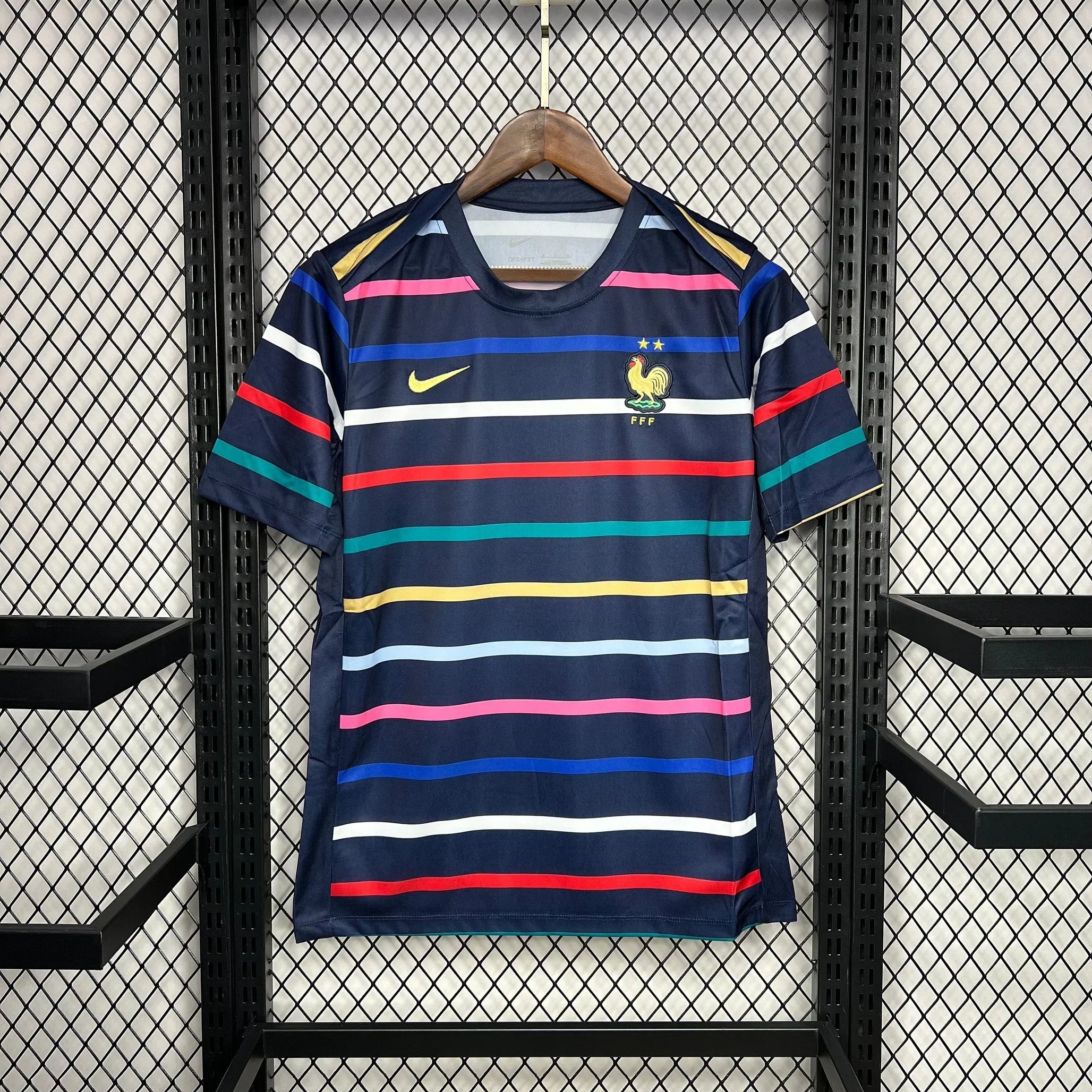 Maillot d'entraînement de l'équipe de France de football Le 12 -ème Maillot, logo et couleurs bleues, blanc et rouge visibles.