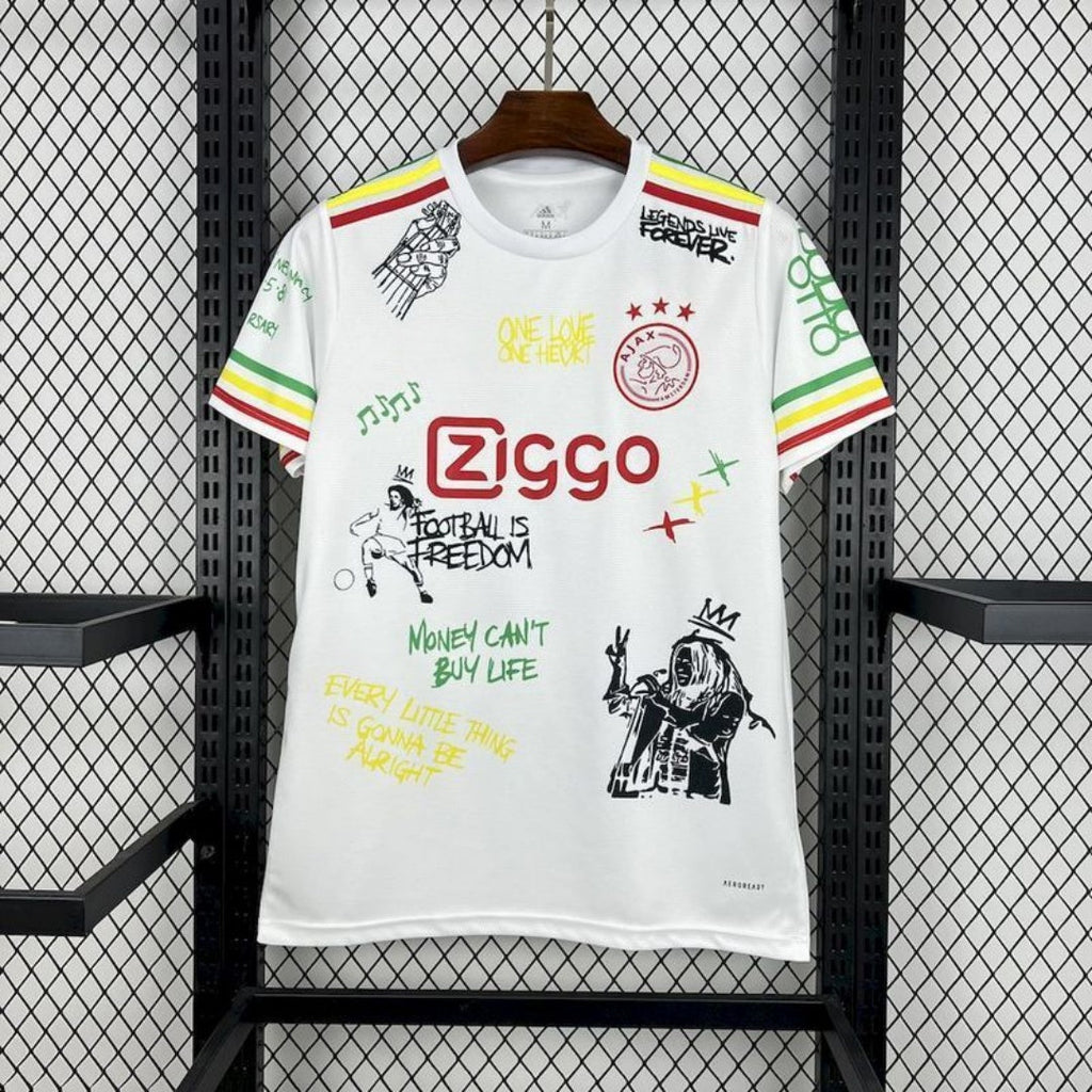 Maillot de football blanc Ajax 24/25 Le 12 -ème Maillot, vue de face avec logo et détails du design.