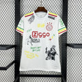 Maillot de football blanc Ajax 24/25 Le 12 -ème Maillot, vue de face avec logo et détails du design.