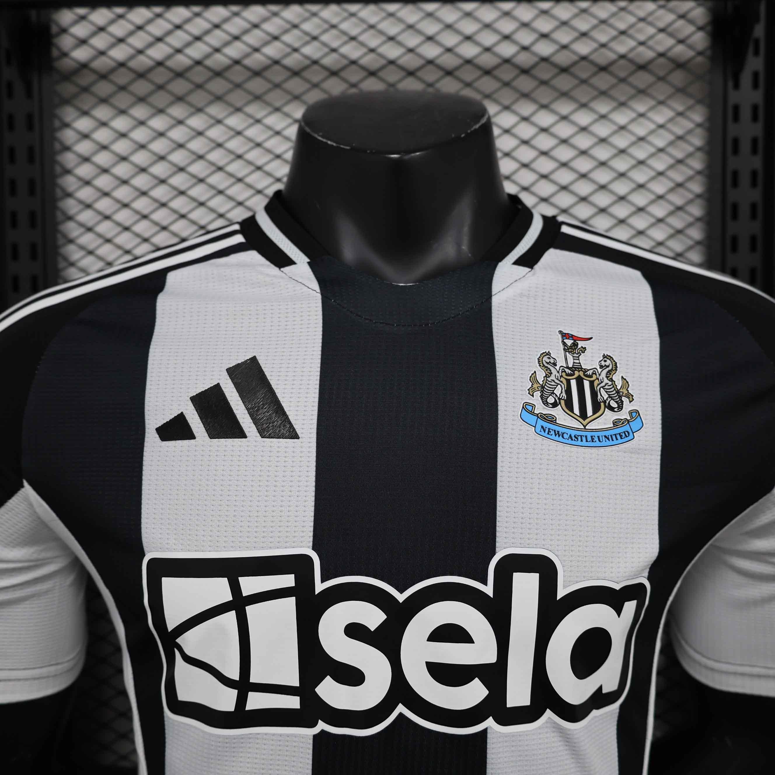Maillot Newcastle 2024-25 Le 12 -ème Maillot, maillot de football avec logo de l'équipe et détails du design.