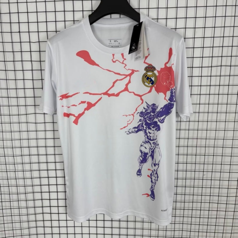 Maillot Real Madrid 25/26 Blanc, modèle spécial, de la marque Le 12 -ème Maillot, vue de face avec logo et détails du maillot