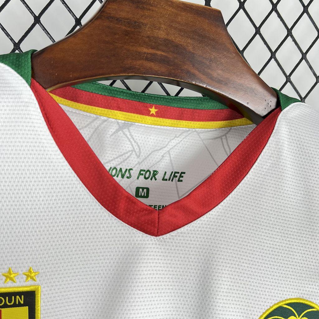 Maillot de football Cameroun CAN 2025-26, marque Le 12 -ème Maillot, vue de face avec logo et détails du maillot.