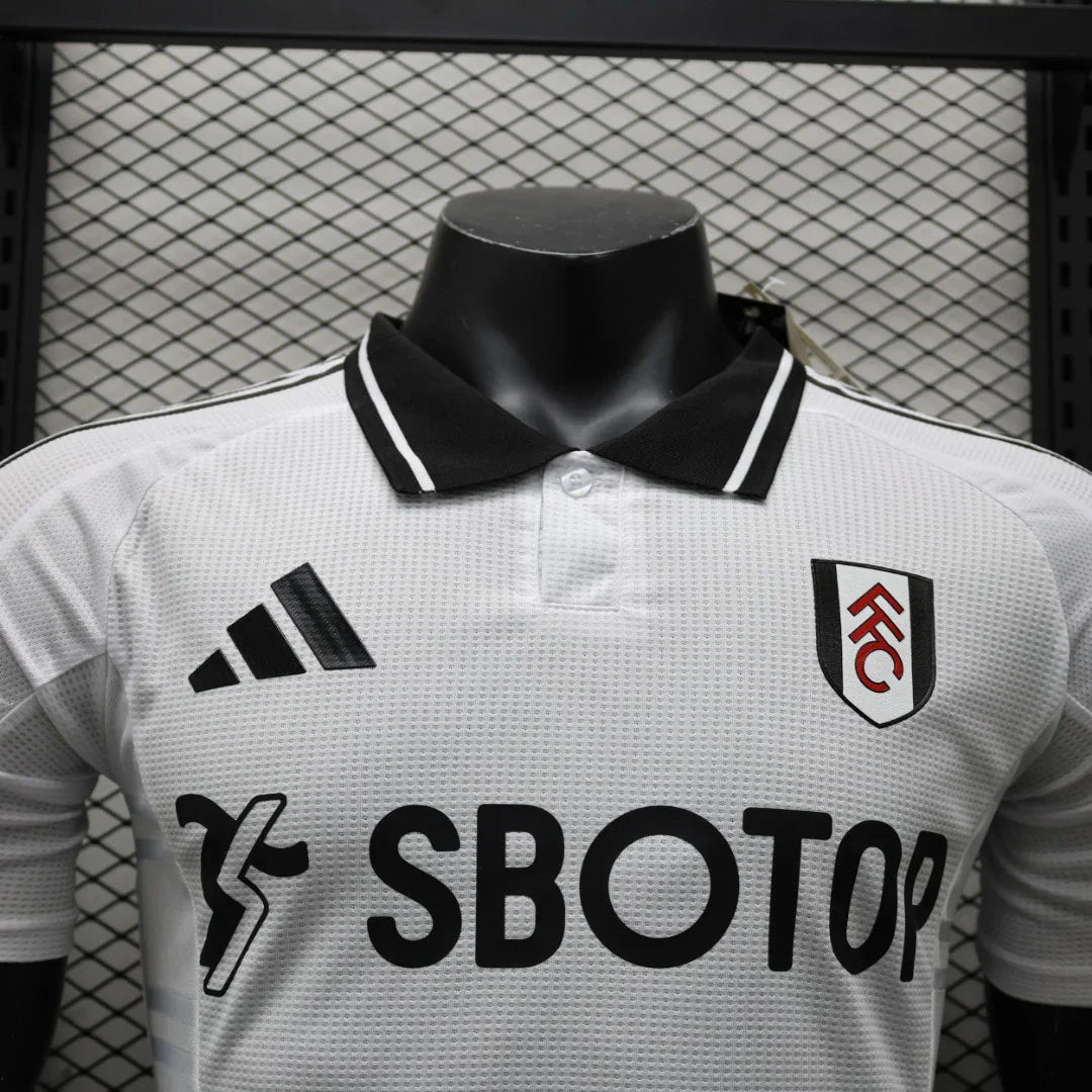 Maillot Fulham 2024-25 Le 12 -ème Maillot, maillot de football avec logo de l'équipe, blanc et bleu, porté par un joueur, vue de face