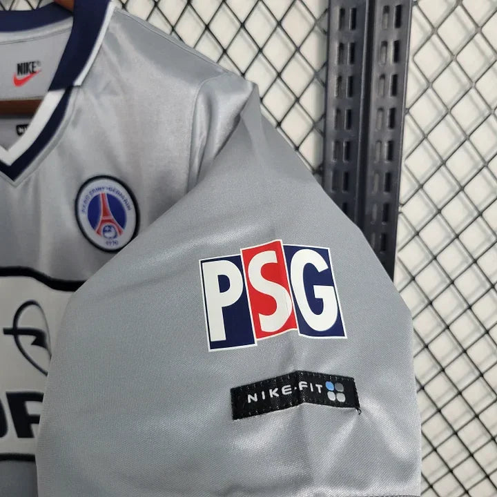 Maillot Paris Retro 2000 de Le 12 -ème Maillot, vue de face, avec logo et détails rétro, tissu en coton blanc.