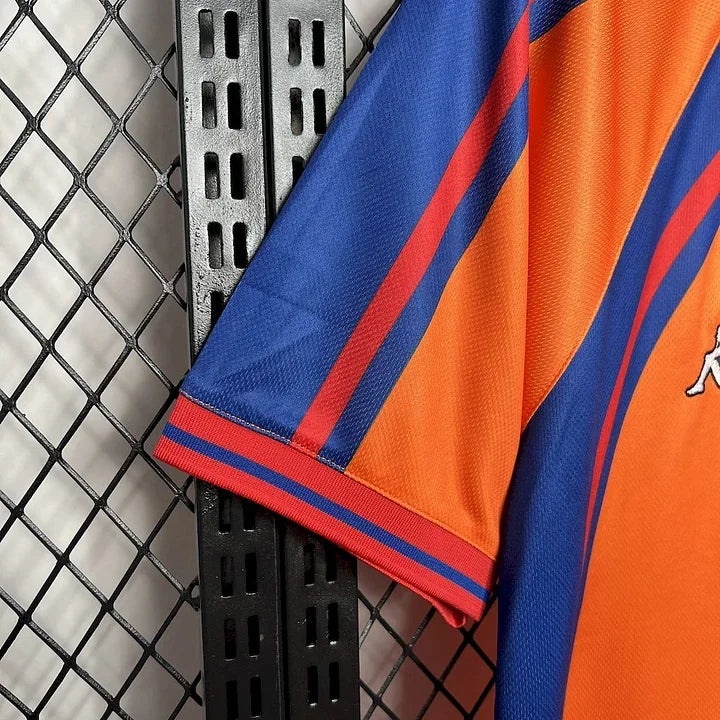 Maillot de football rétro FC Barcelone 1998, marque Le 12-ème Maillot, vue de face avec logo et détails classiques.