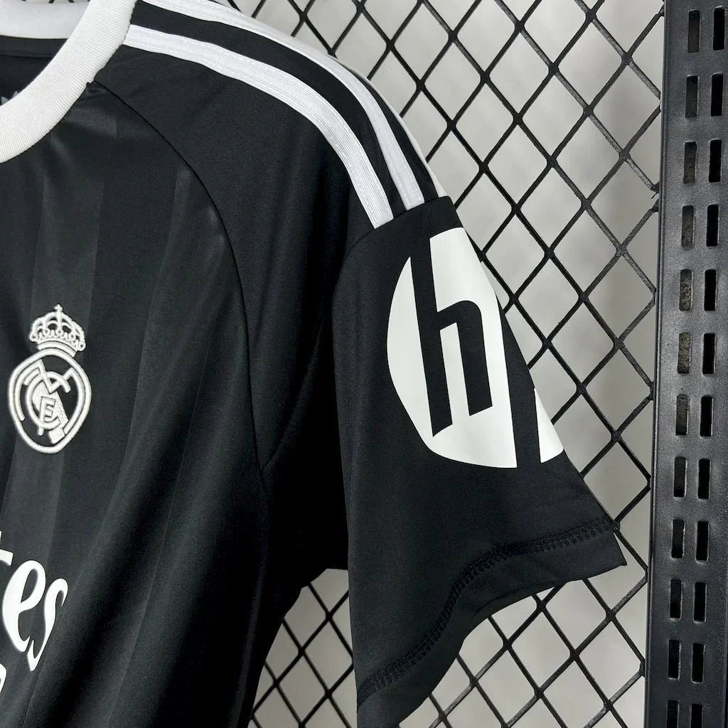 Maillot d'entraînement Real Madrid 2025-26 de la marque Le 12-ème Maillot, rouge avec logo du club et détails de sport.