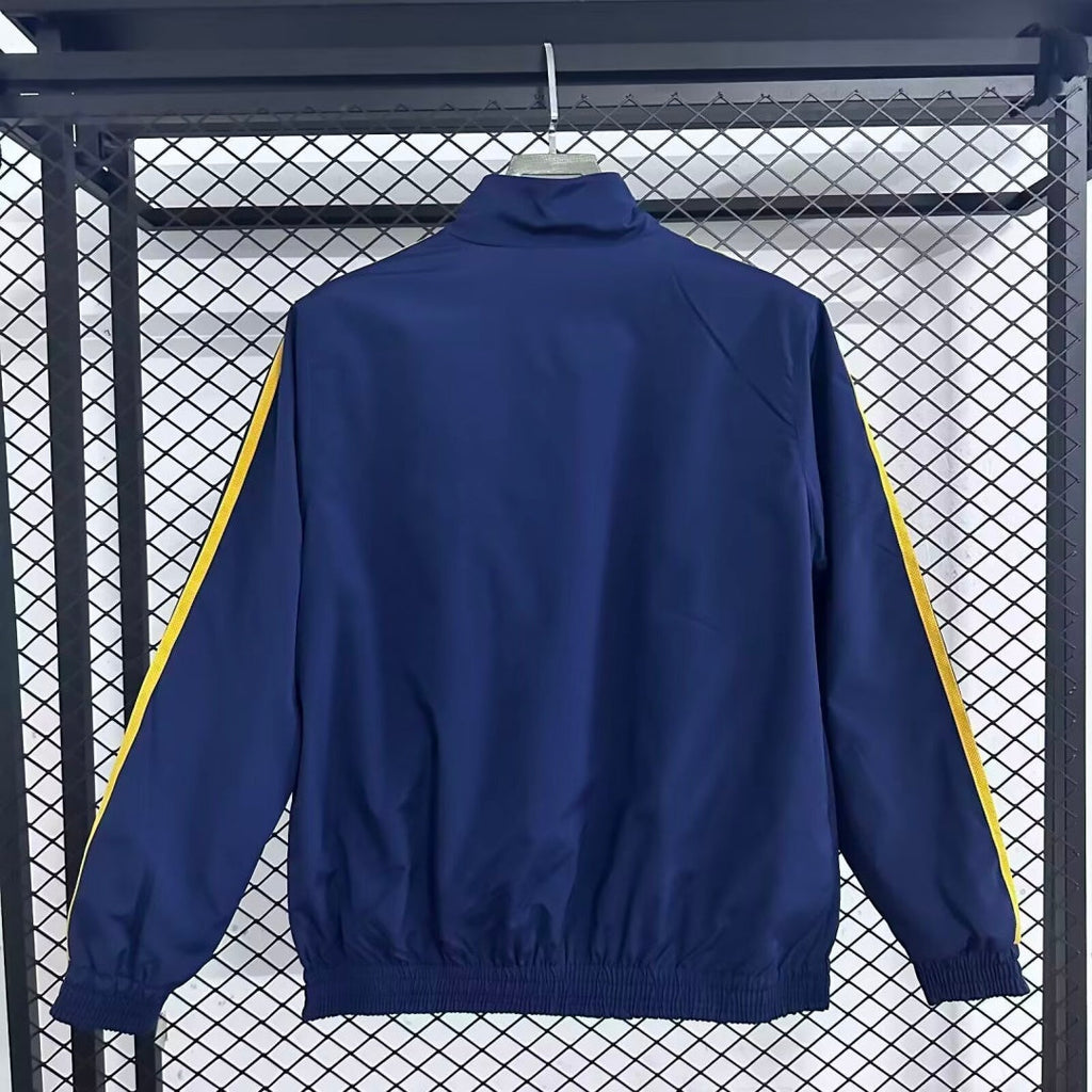 Veste coupe-vent réversible Real Madrid Le 12 -ème Maillot, tissu léger, logo du club, couleur noire et blanche visible.