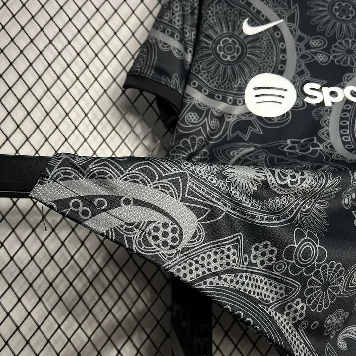 Maillot de football FC Barcelone noir, modèle concept 2024-2025, de la marque Le 12-ème Maillot, vue de face avec logo et détails.