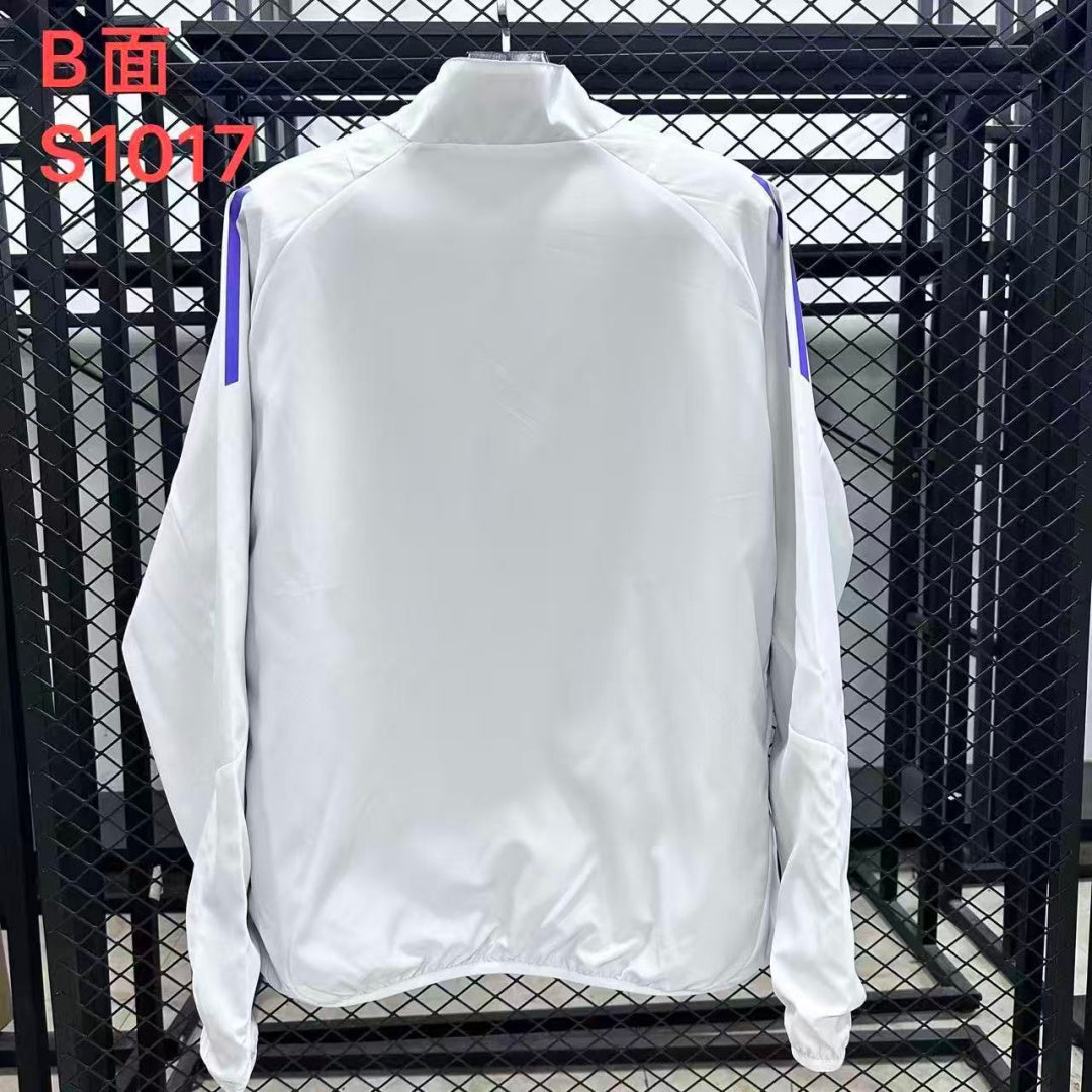 Veste coupe-vent réversible Le 12 -ème Maillot Allemagne, veste légère avec design double face, portée sur mannequin.
