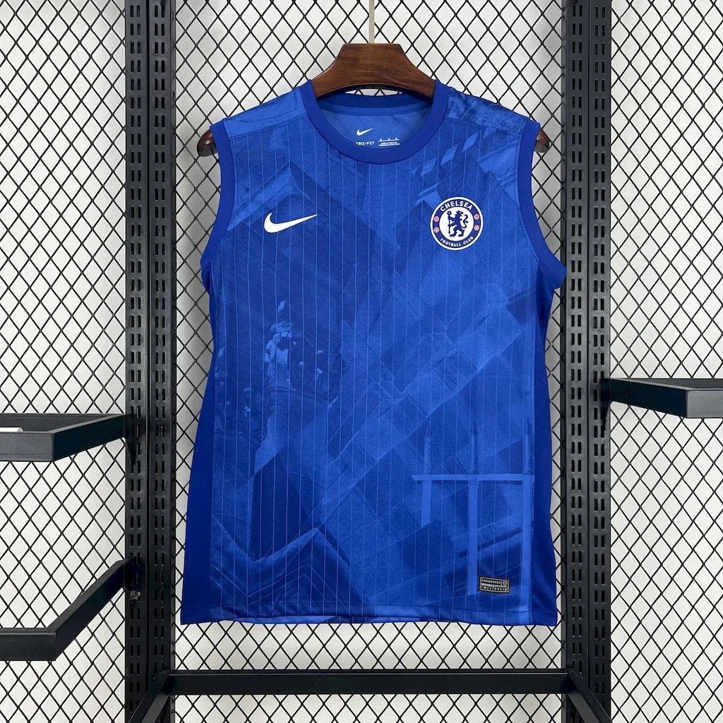 Maillot Chelsea sans manches 2025-26 de la marque Le 12-ème, vue de face avec logo et détails du design.