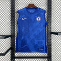 Maillot Chelsea sans manches 2025-26 de la marque Le 12-ème, vue de face avec logo et détails du design.